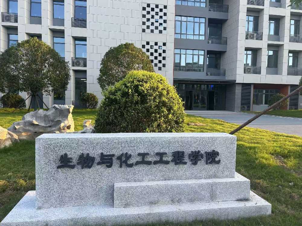 饶河县扬州职业大学体育场高杆灯项目
